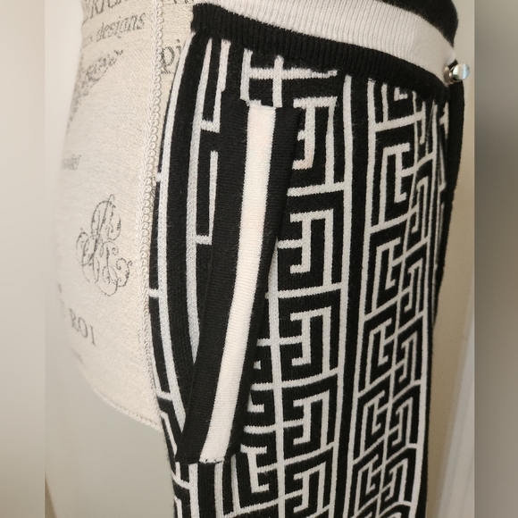Black & White Grecian Highwaist Knit Pants - Picture 3 of 5